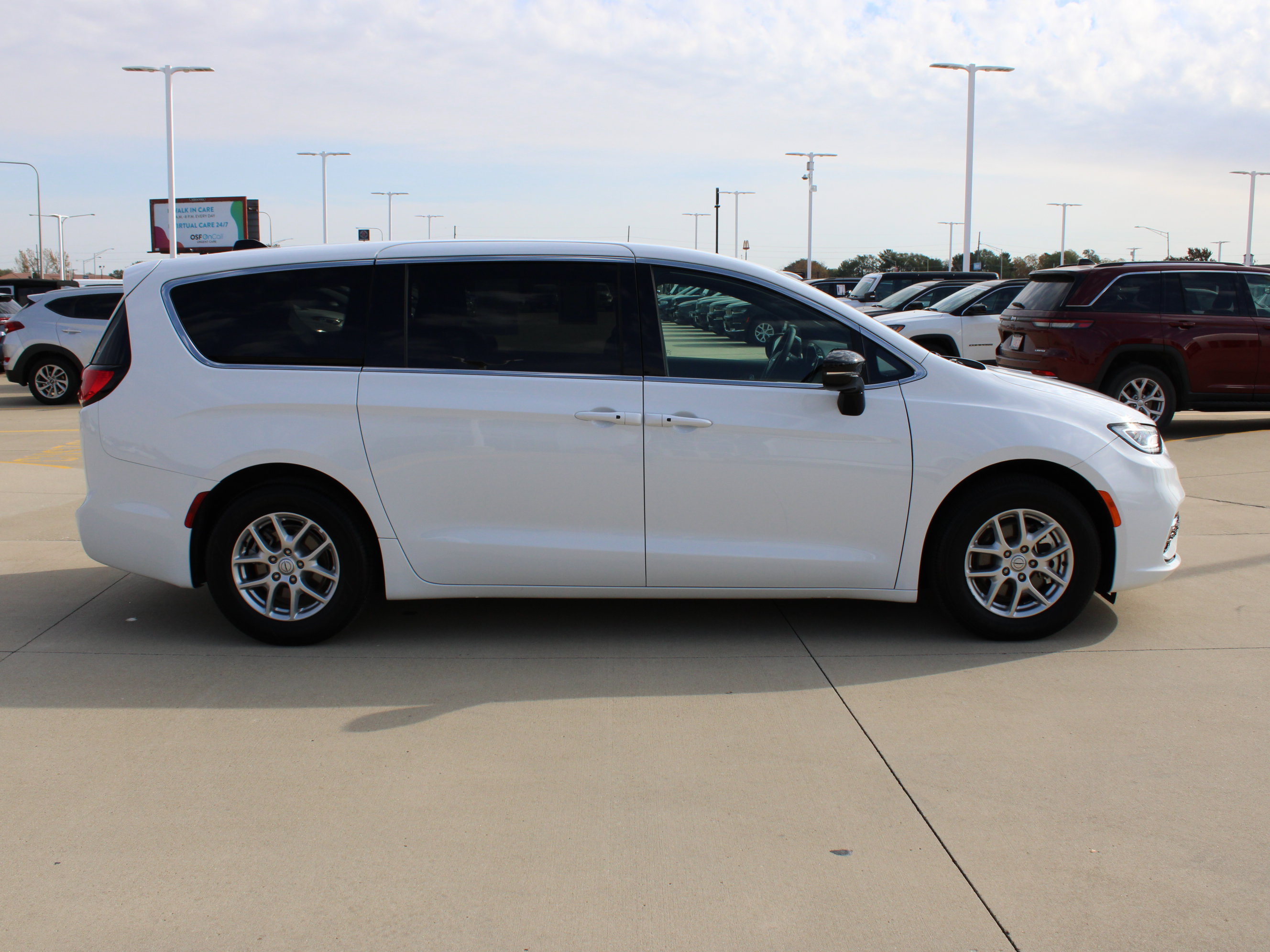 Used 2026 Chrysler Pacifica Select FWD image 7