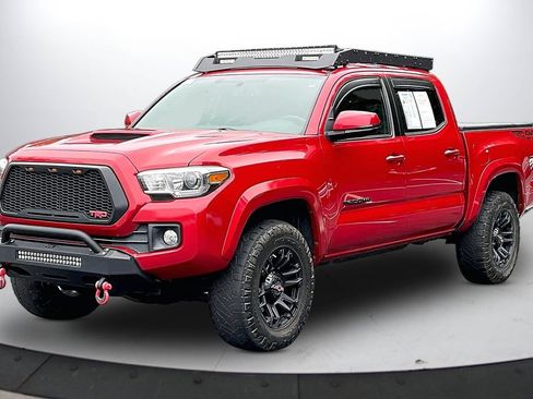 Used 2017 Toyota Tacoma TRD Off-Road AWD/4WD image 4
