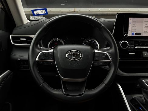 Used 2025 Toyota Highlander LE FWD image 34