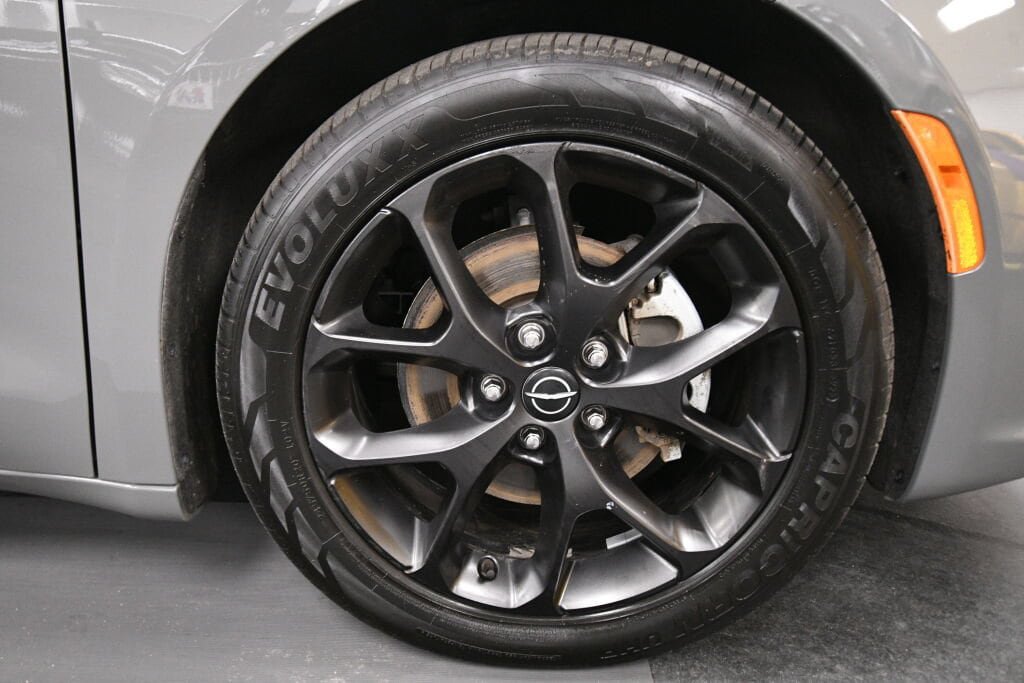 Used 2025 Chrysler Pacifica Limited FWD image 40