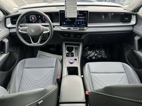 Certified 2025 Volkswagen Tiguan SE FWD image 20