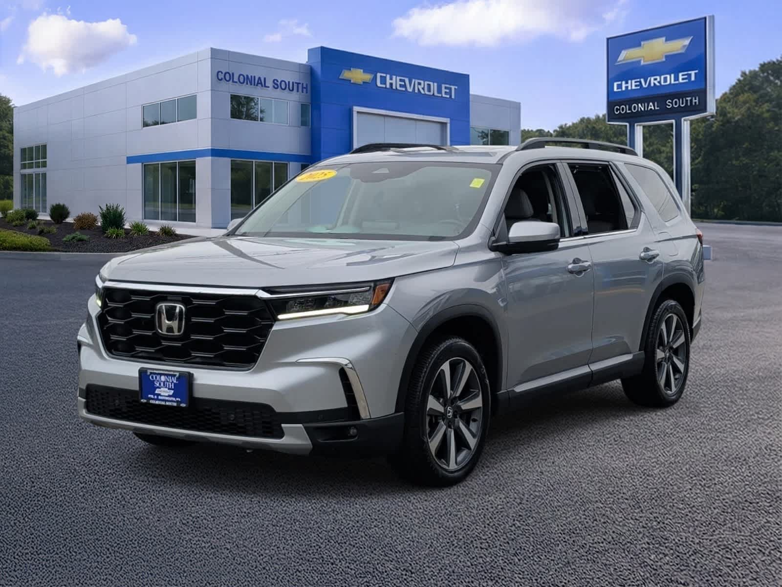 Used 2025 Honda Pilot Touring image 1