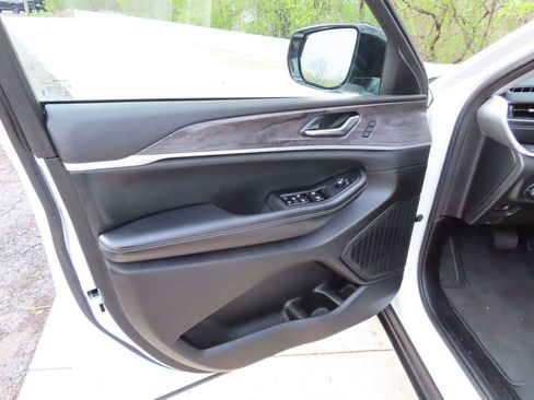 Used 2023 Jeep Grand Cherokee Limited w/ Black Appearance Package AWD/4WD image 24