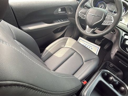 New 2025 Chrysler Pacifica Select image 15