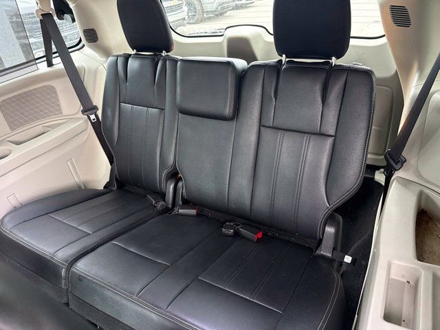 Used 2016 Chrysler Town & Country Touring w/ Driver Convenience Group FWD image 26