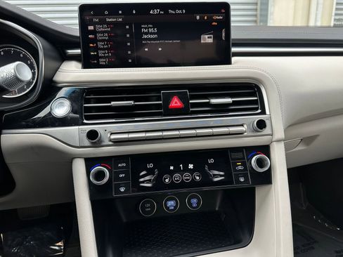 Used 2025 Genesis G70 2.5T image 18