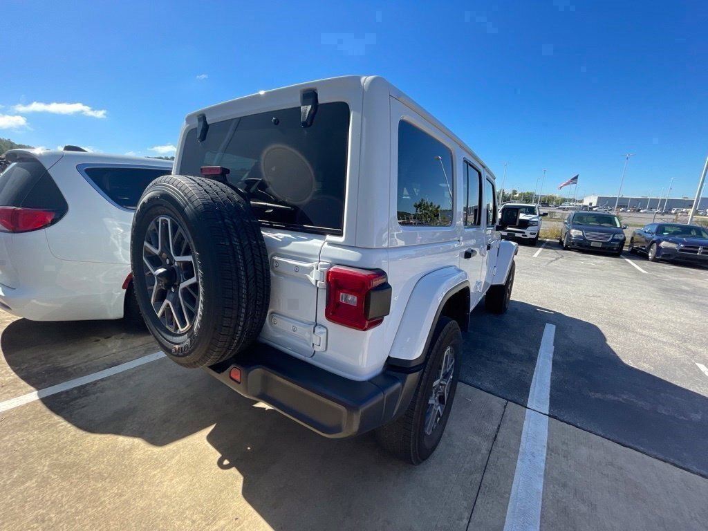 Used 2025 Jeep Wrangler Unlimited Sahara AWD/4WD image 11
