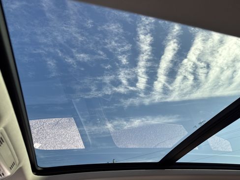 Certified 2025 Volkswagen Taos SE image 15