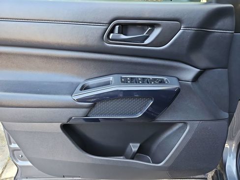Used 2025 Nissan Pathfinder SV FWD image 25