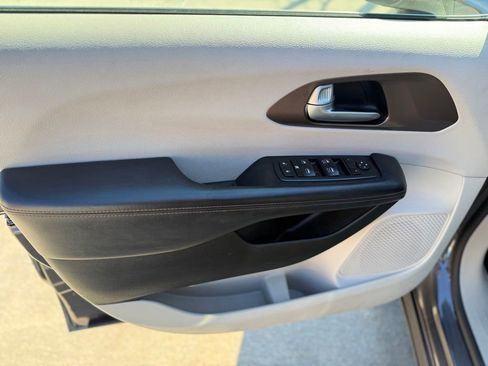 Used 2017 Chrysler Pacifica Touring FWD image 22