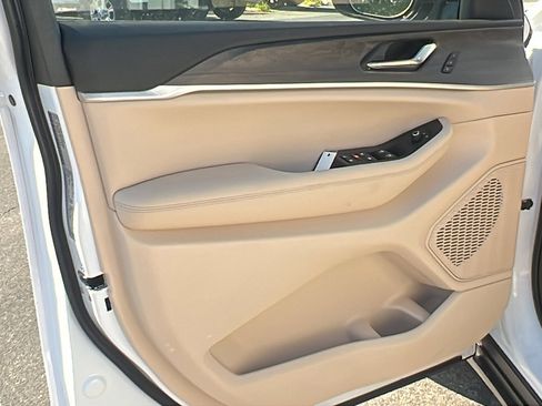 New 2025 Jeep Grand Cherokee Limited w/ Luxury Tech Group II image 13