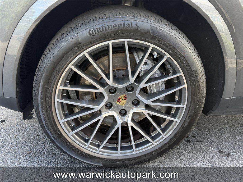 Used 2022 Porsche Cayenne AWD/4WD image 18