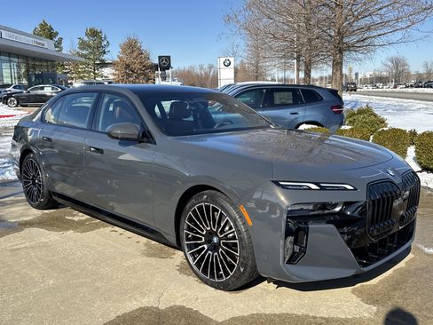 New 2026 BMW 750e xDrive w/ Luxury Rear Seating Package image 6