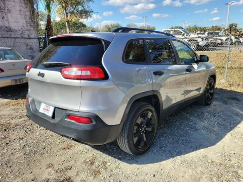 Used 2017 Jeep Cherokee Sport image 3