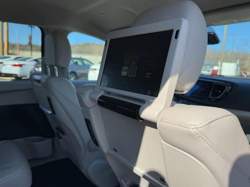 Used 2017 Chrysler Pacifica Touring-L Plus w/ Advanced Safetytec Group image 12