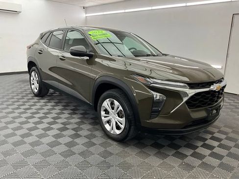 Used 2024 Chevrolet Trax LS FWD image 3