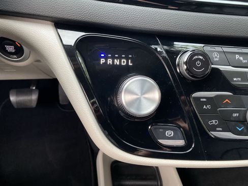 Used 2024 Chrysler Pacifica Touring-L FWD image 26