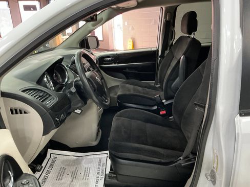 Used 2019 Dodge Grand Caravan SE w/ UConnect Hands-Free Group image 12