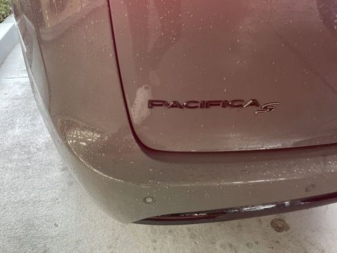 Used 2020 Chrysler Pacifica Touring-L Plus image 11