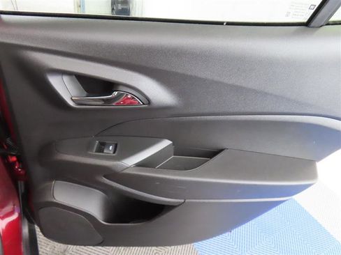 Used 2025 Chevrolet Trax LT w/ LT Convenience Package FWD image 30