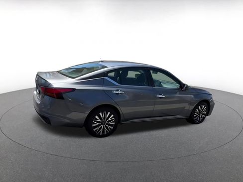 Used 2025 Nissan Altima 2.5 SV FWD image 12