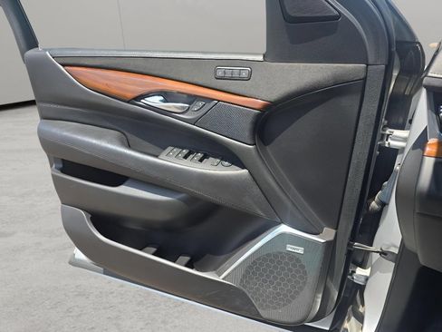 Used 2019 Cadillac Escalade Luxury AWD/4WD image 15