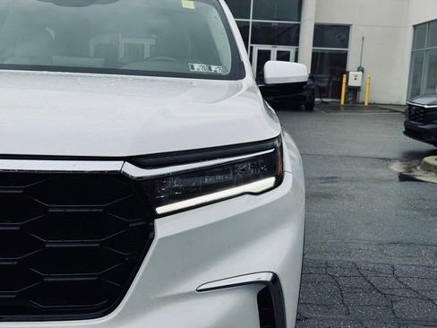 Used 2024 Honda Pilot Touring image 3