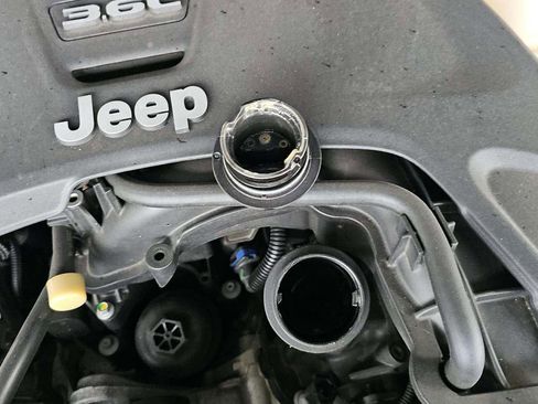 Used 2021 Jeep Gladiator Willys image 25