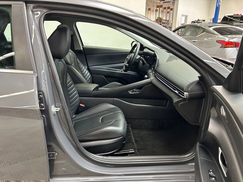 Used 2025 Hyundai Elantra Limited FWD image 16