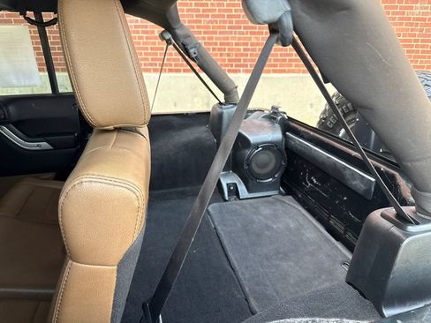 Used 2012 Jeep Wrangler Unlimited Rubicon w/ Dual Top Group AWD/4WD image 10
