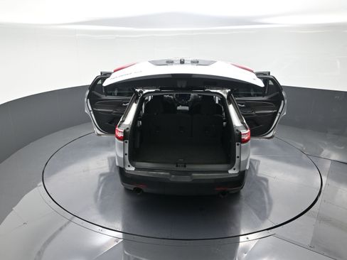 Used 2020 Chevrolet Traverse LT image 13