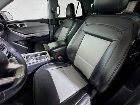 Used 2022 Ford Explorer XLT w/ Equipment Group 202A image 11