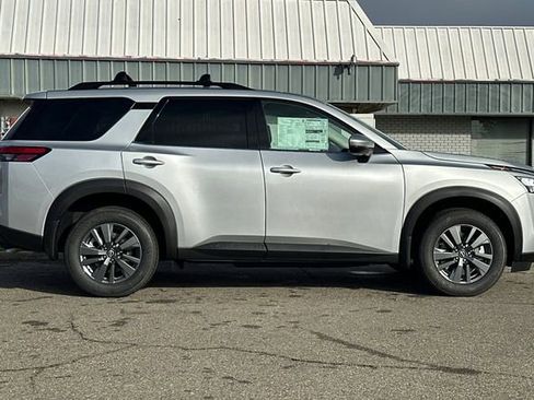 New 2025 Nissan Pathfinder SV image 3