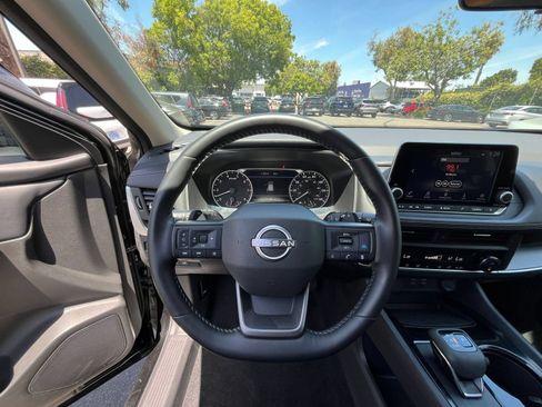 Used 2025 Nissan Rogue SV FWD image 36
