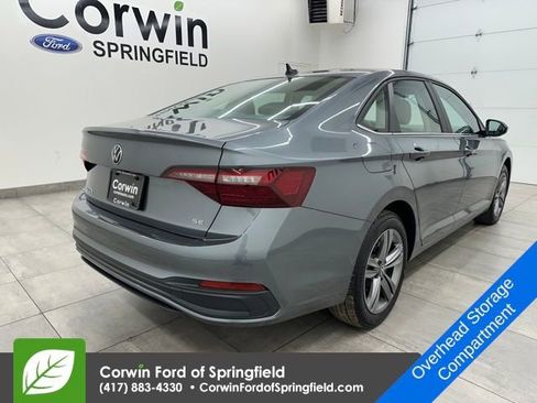 Used 2024 Volkswagen Jetta SE w/ Panoramic Sunroof Package image 4