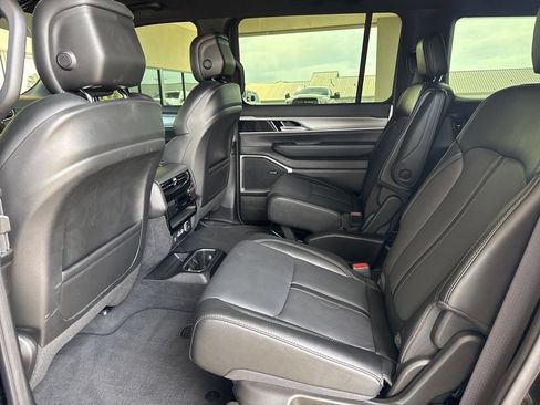 Used 2025 Jeep Wagoneer Series II AWD/4WD image 14
