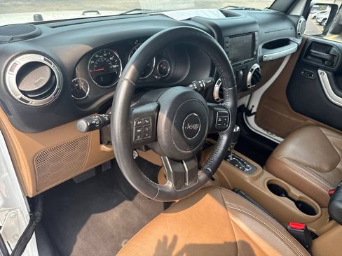 Used 2017 Jeep Wrangler Sahara w/ Connectivity Group AWD/4WD image 10