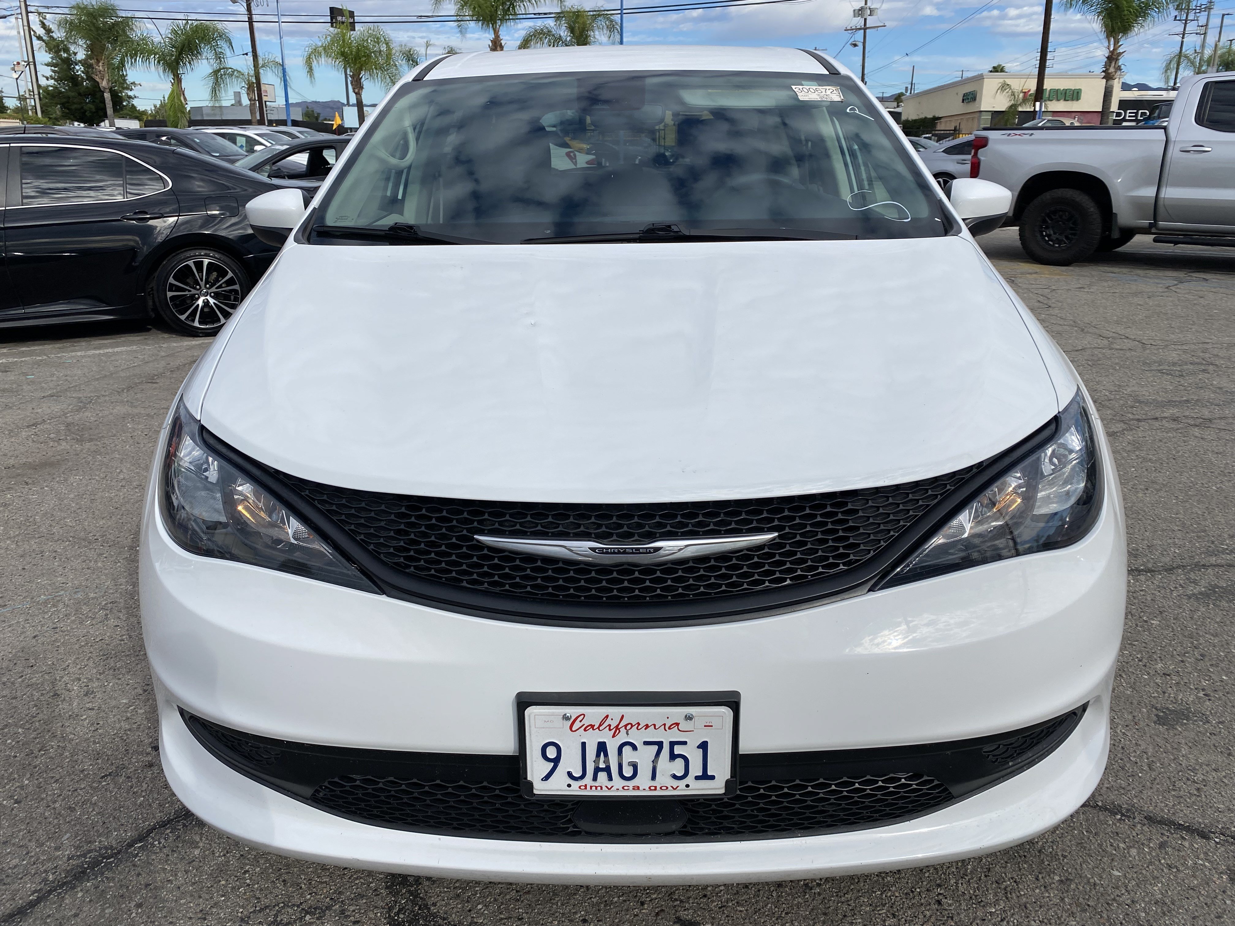 Used 2023 Chrysler Voyager LX FWD image 3