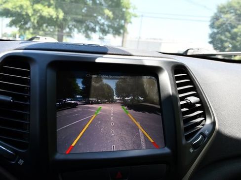 Used 2017 Jeep Cherokee Latitude w/ Cold Weather Group FWD image 13