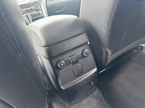 Used 2018 Ford Explorer XLT w/ Equipment Group 202A AWD/4WD image 31