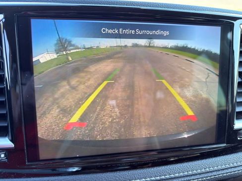 Used 2023 Chrysler Pacifica Touring-L image 4