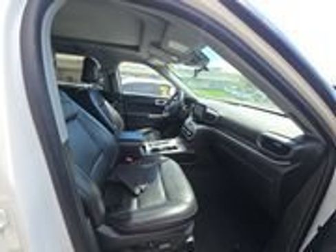 Used 2022 Ford Explorer XLT w/ Equipment Group 202A AWD/4WD image 8