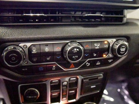 Used 2024 Jeep Wrangler Unlimited w/ Convenience Group image 17