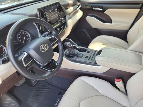Certified 2021 Toyota Highlander XLE AWD/4WD image 22