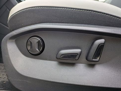 Certified 2025 Volkswagen Taos SE AWD/4WD image 20