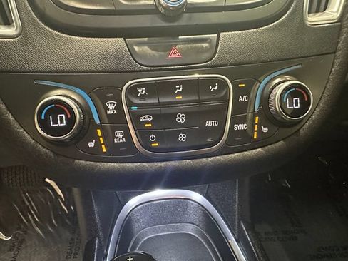 Used 2019 Chevrolet Malibu LT FWD image 11