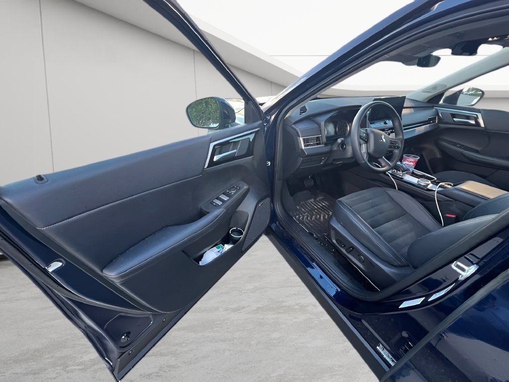 Used 2025 Mitsubishi Outlander SE FWD image 10