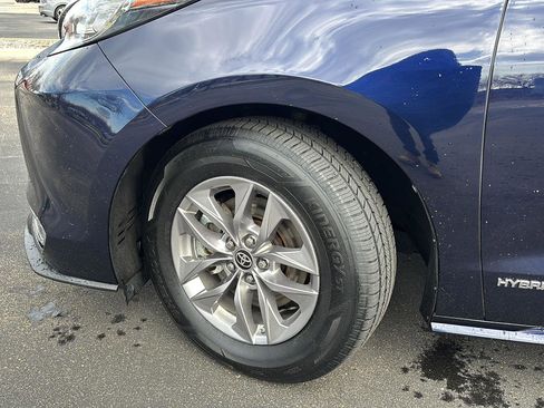 Used 2021 Toyota Sienna XLE image 5