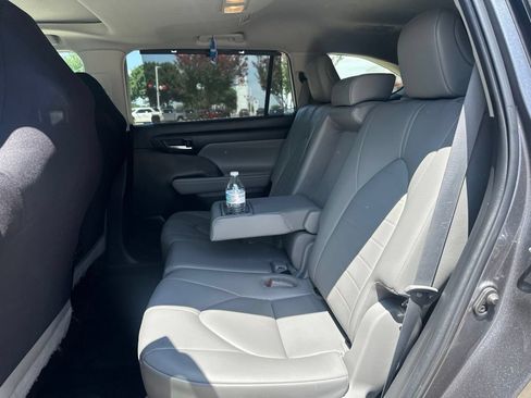 Used 2023 Toyota Highlander XLE AWD/4WD image 10