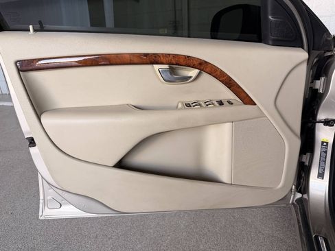 Used 2010 Volvo V70 FWD image 13